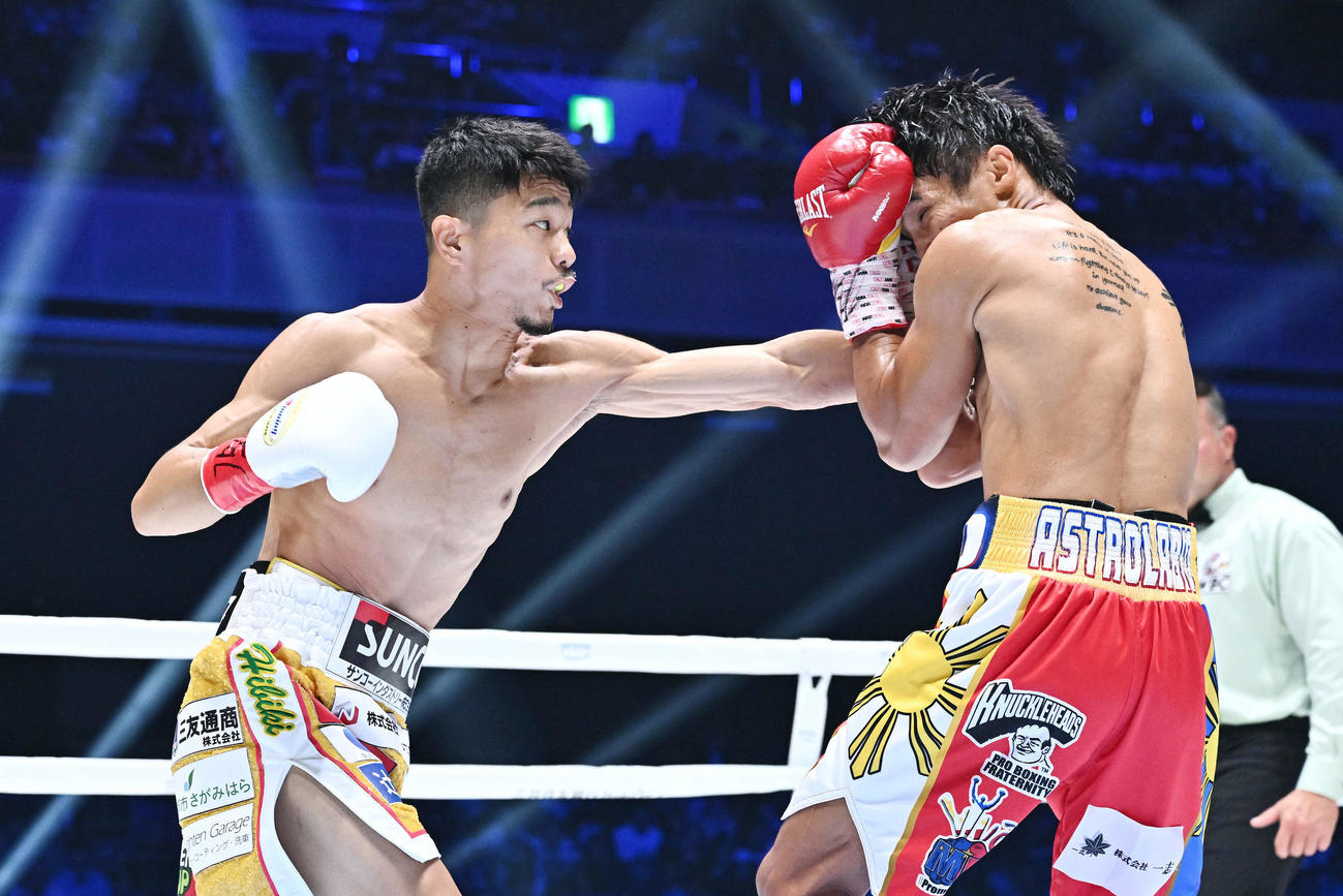 1回、中谷（左）はアストロラビオにパンチを打ち込む（撮影・滝沢徹郎）