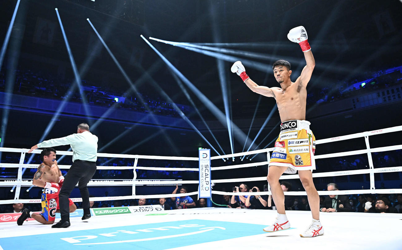 1回、中谷（右）はアストロラビオとにKO勝ちしガッツポーズする（撮影・滝沢徹郎）