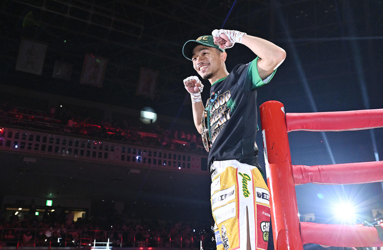 アストロラビオにKO勝ちした中谷は笑顔でポーズを決める（撮影・滝沢徹郎）