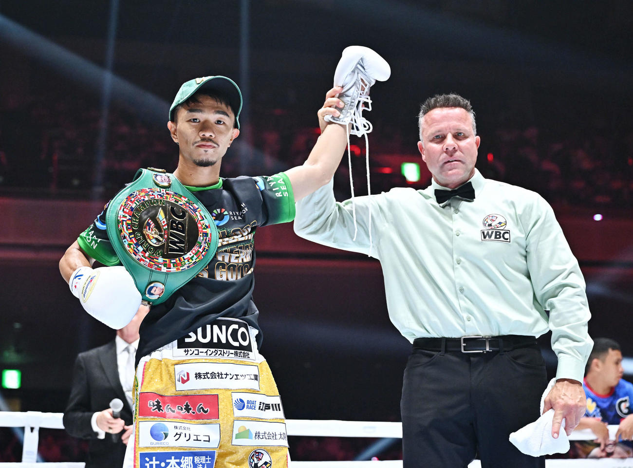 アストロラビオにKO勝ちし防衛に成功した中谷はベルトを肩に勝ち名乗りを受ける（撮影・滝沢徹郎）