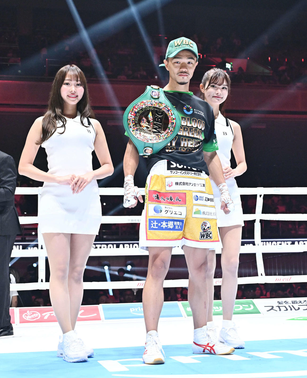 防衛に成功した中谷はベルトを肩に記念撮影する（撮影・滝沢徹郎）