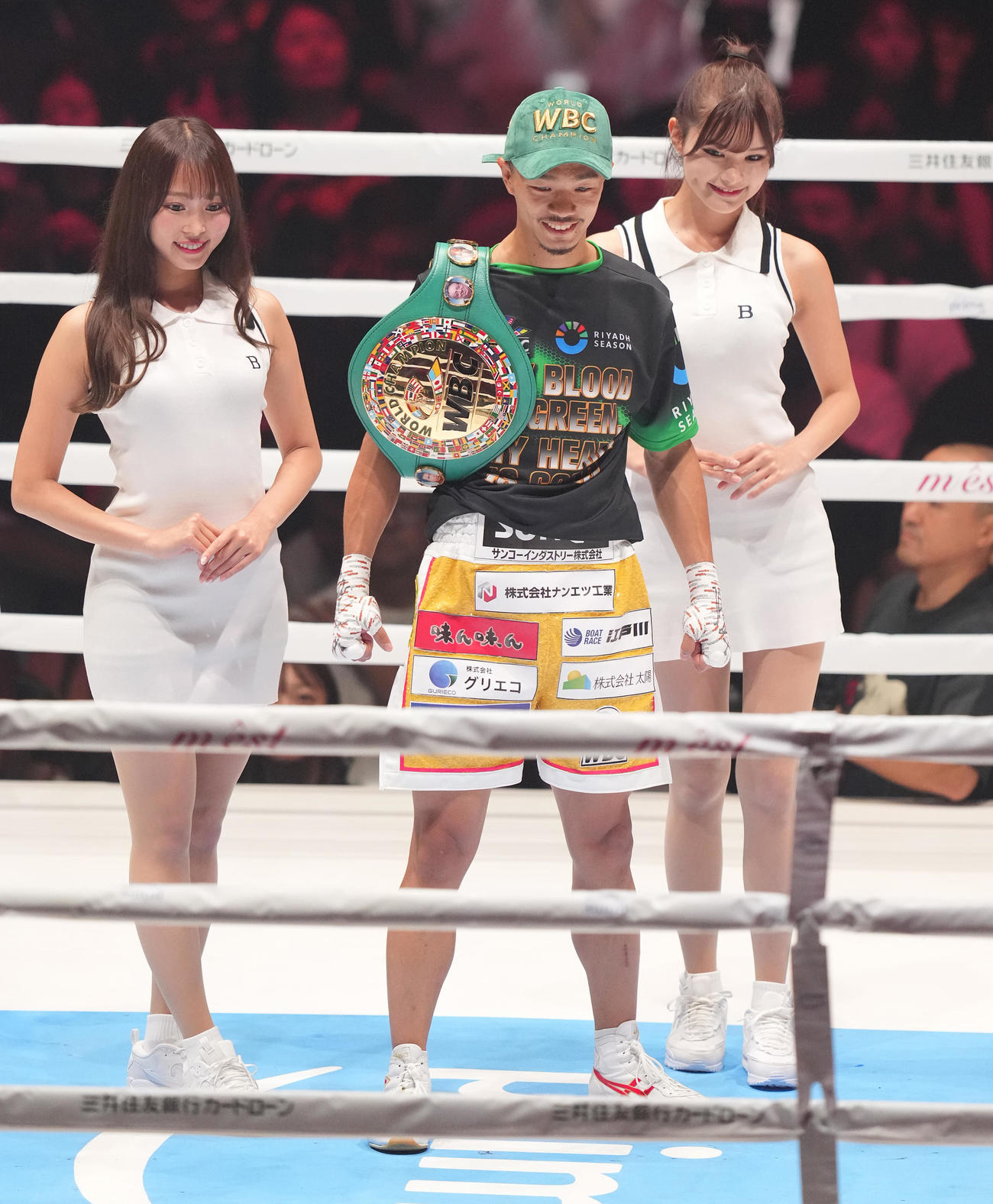 防衛したWBC世界バンタム級王者の中谷（中央）は笑顔で記念撮影（撮影・鈴木みどり）