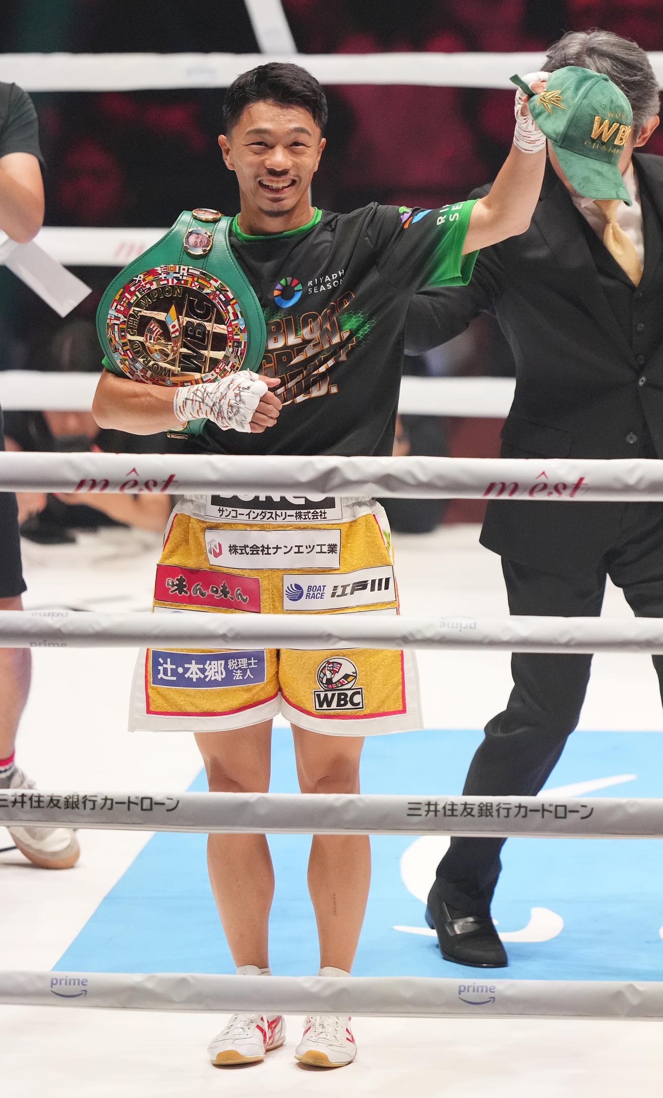 防衛したWBC世界バンタム級王者の中谷は声援に応える（撮影・鈴木みどり）