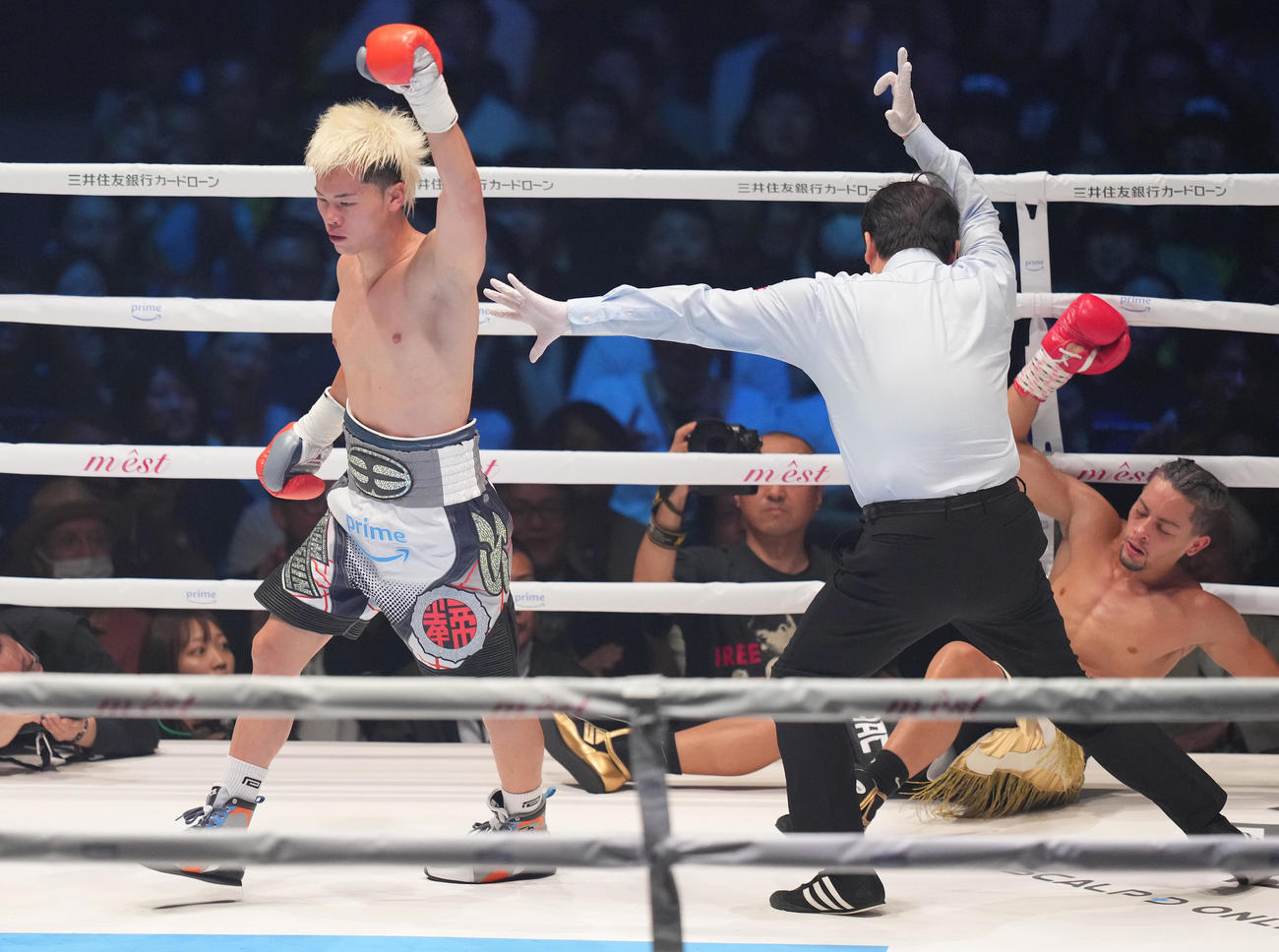 3回、ロドリゲス（右）からダウンを奪い、TKO勝ちする那須川（撮影・鈴木みどり）