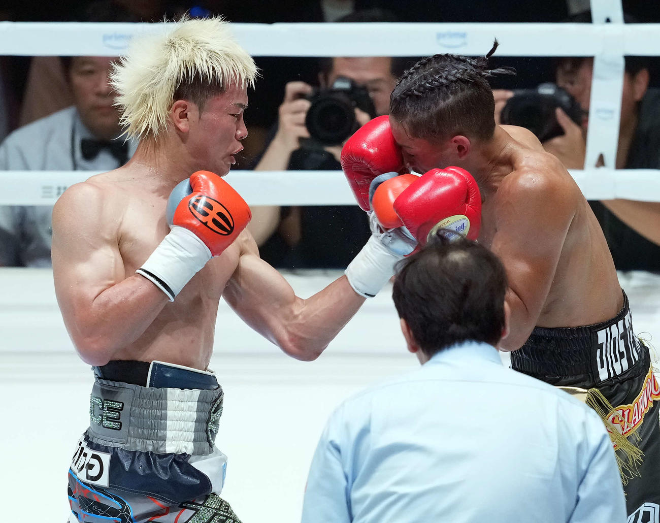 120ポンド契約10回戦　3回、ジョナサン・ロドリゲス（右）にパンチを見舞う那須川天心（撮影・たえ見朱実）