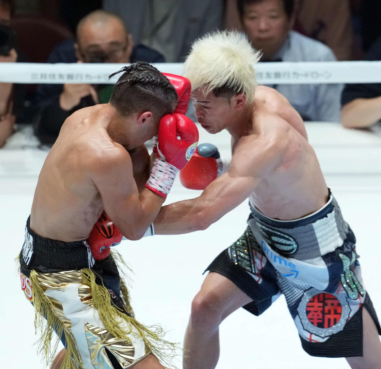 3回、ジョナサン・ロドリゲス（左）にパンチを見舞う那須川天心（撮影・たえ見朱実）