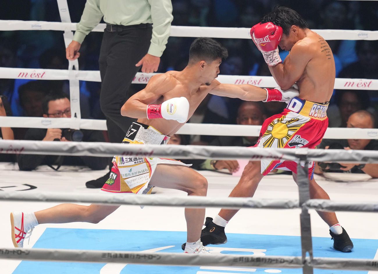 1回、アストロラビオ（右）にボディを見舞い、KO勝ちする中谷（撮影・鈴木みどり）