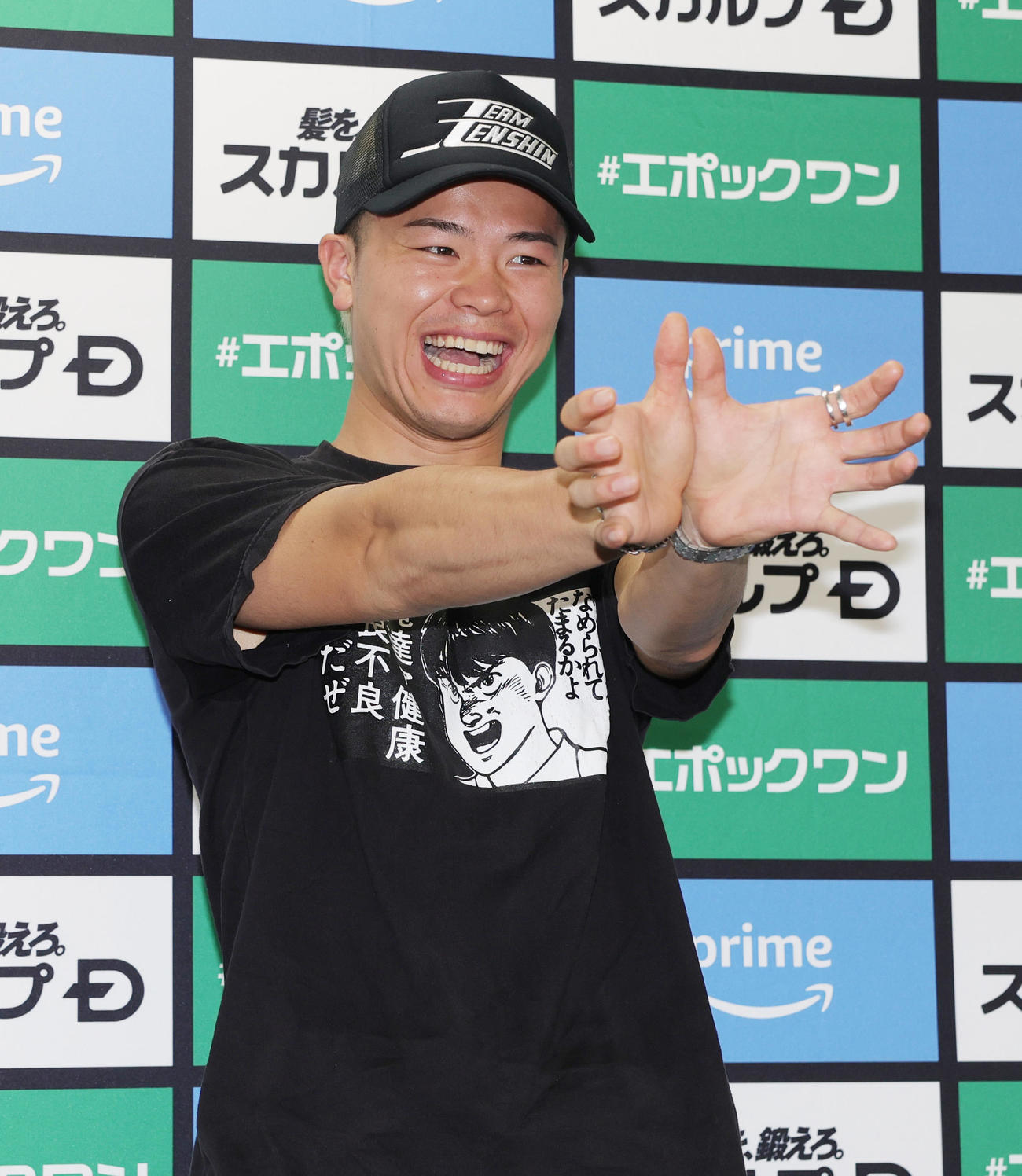 試合から一夜明け、笑顔でポーズをとる那須川天心（撮影・野上伸悟）