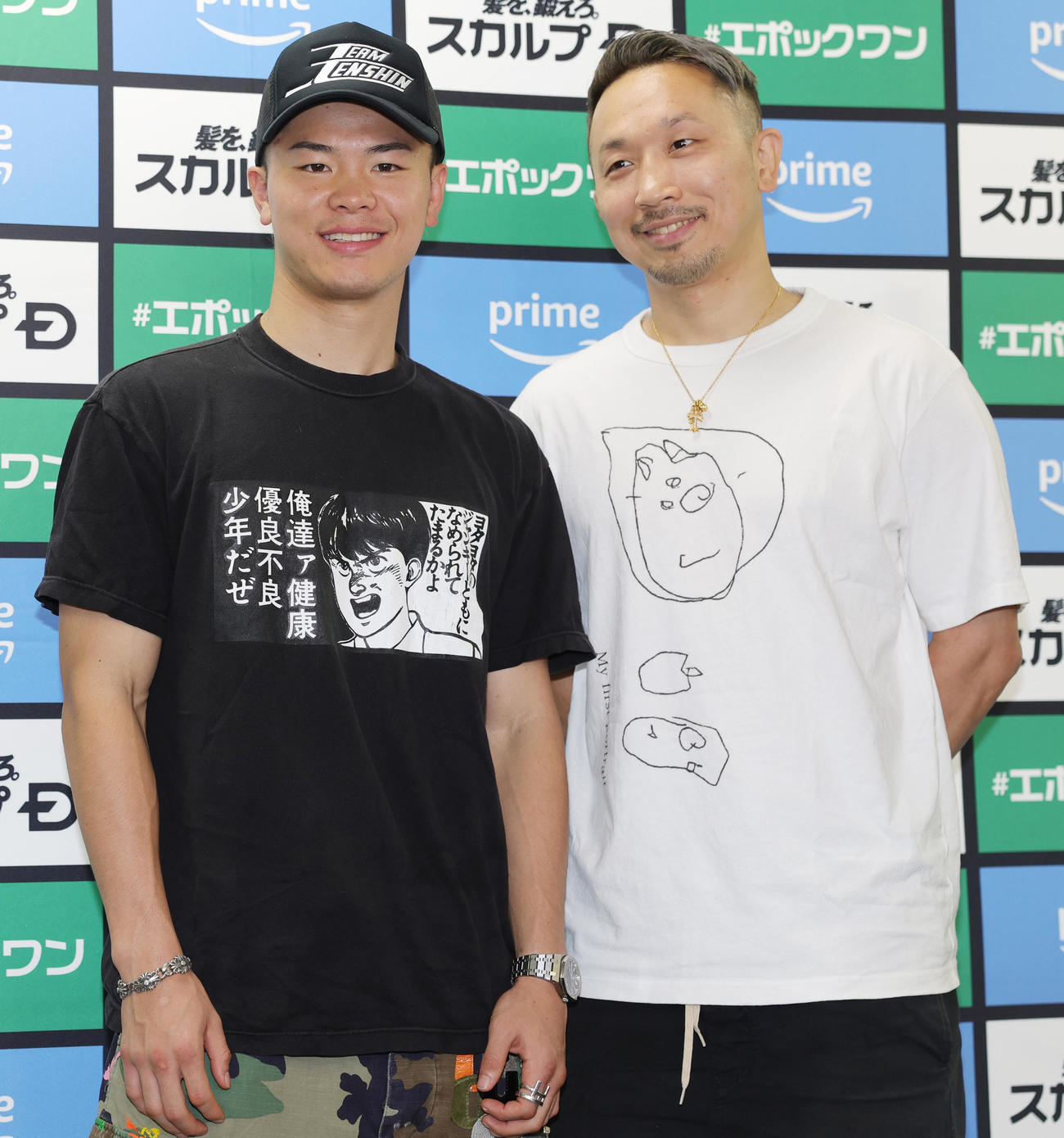 勝利から一夜明け会見した那須川（左）と粟生トレーナー（撮影・野上伸悟）