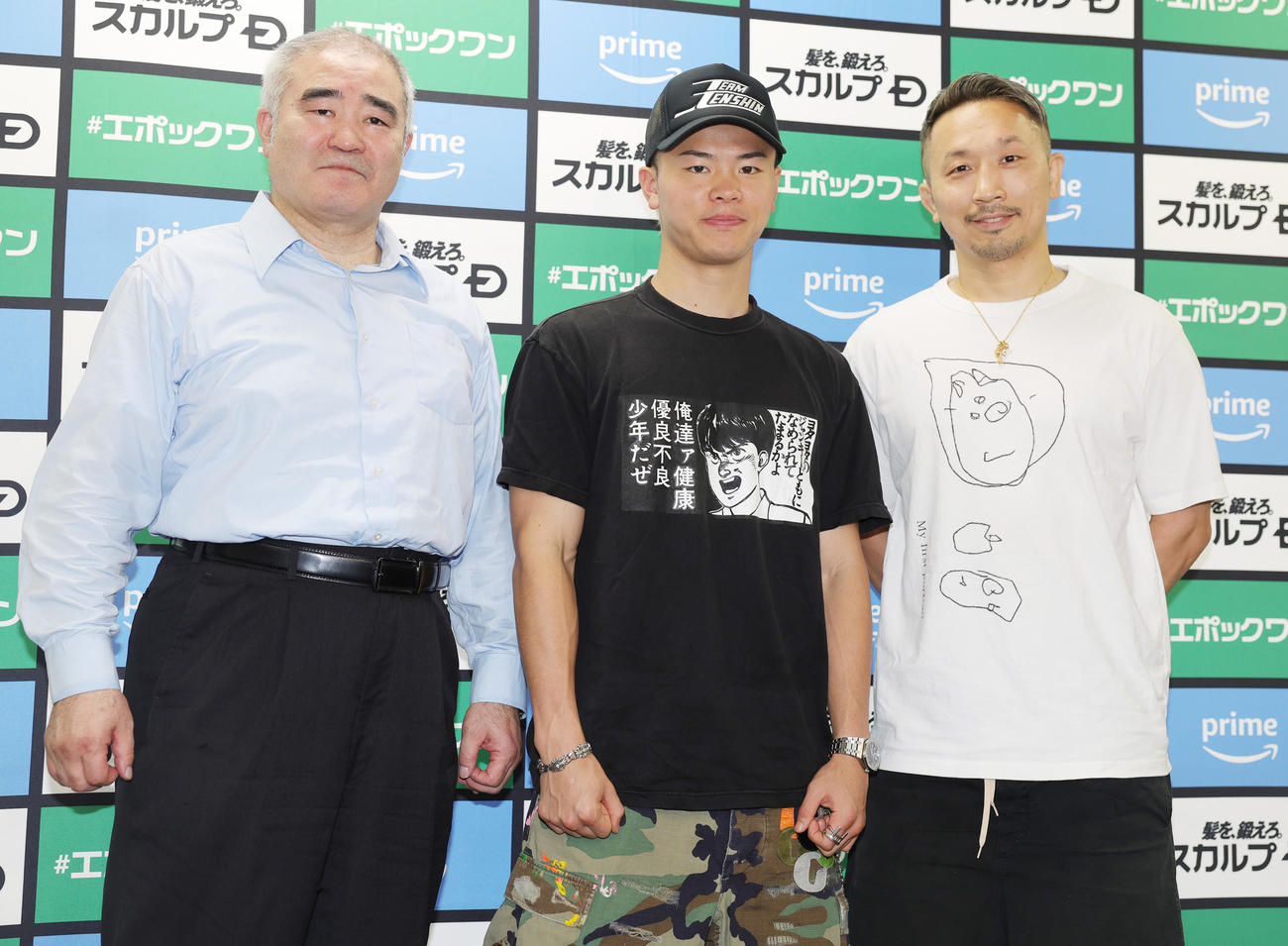 勝利から一夜明け会見した、左から帝拳プロモーション浜田代表、那須川、粟生トレーナー（撮影・野上伸悟）