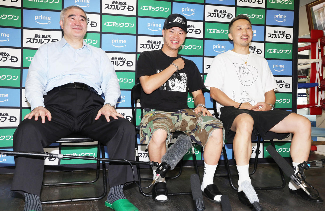勝利から一夜明け会見する、左から帝拳プロモーション浜田代表、那須川、粟生トレーナー（撮影・野上伸悟）
