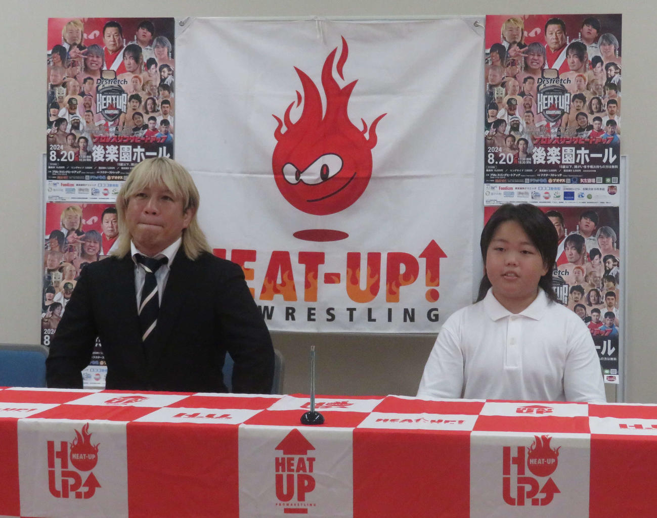 プロレスリング・ヒートアップ　8・20後楽園大会に向けて会見を行った、プロレスデビューの助川蓮（右）と対戦相手のTAMURA☆GENE☆（撮影・松熊洋介）