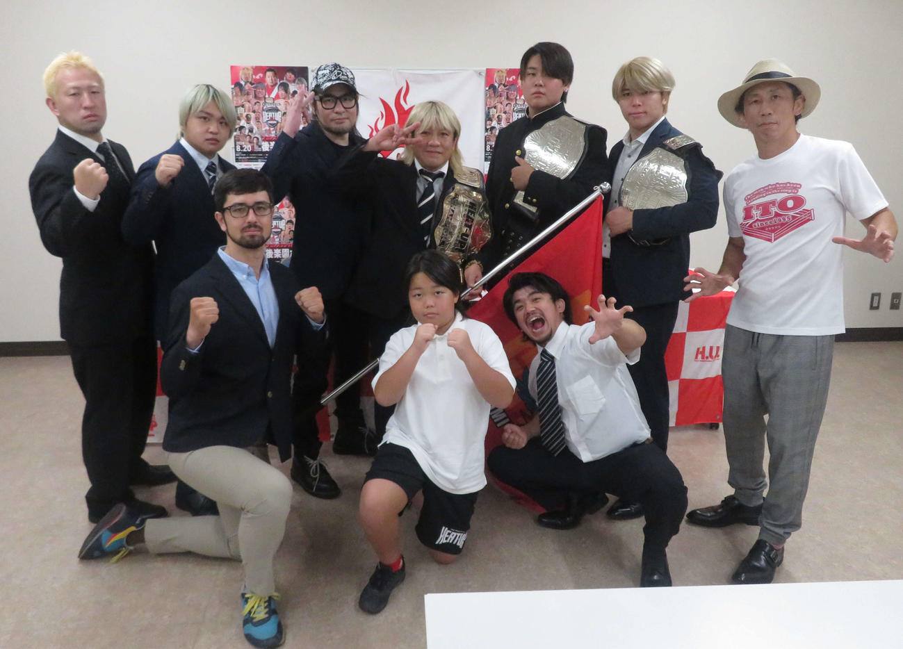 プロレスリング・ヒートアップ　8・20後楽園大会に出場する選手たち。手前中央は同大会でプロレスデビューする助川蓮（撮影・松熊洋介）