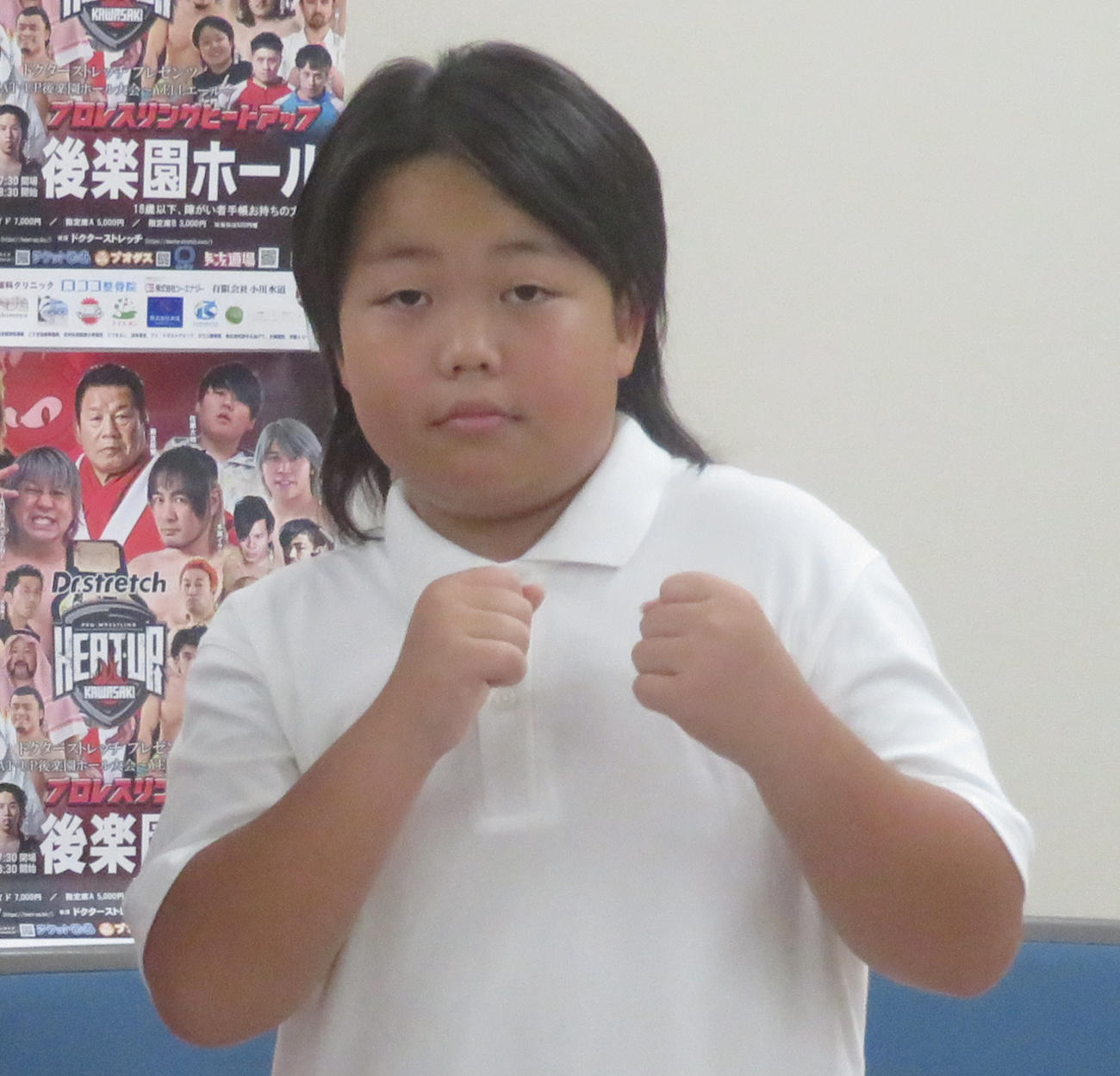 プロレスリング・ヒートアップ　8・20、プロレスデビューする助川蓮は気合のポーズ（撮影・松熊洋介）