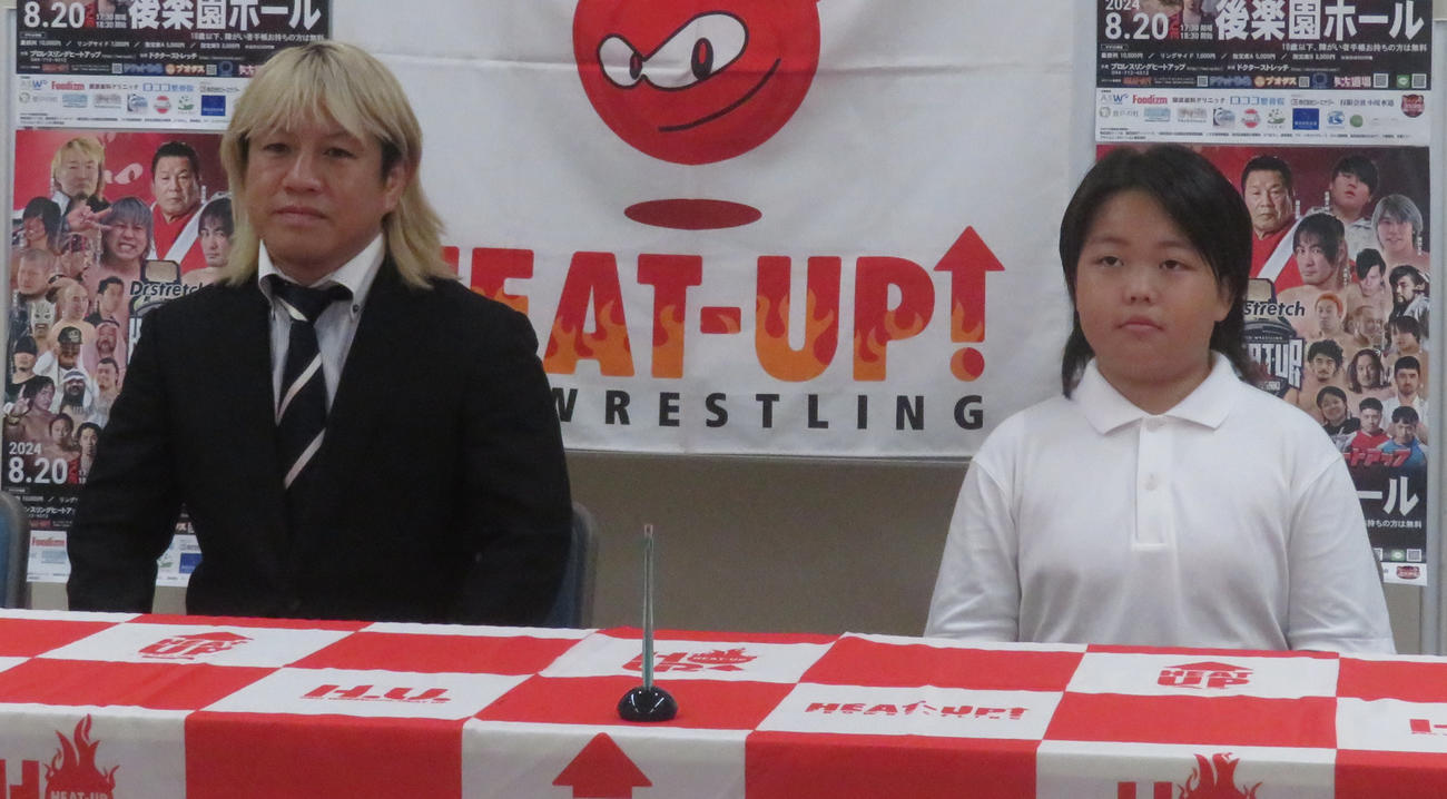 プロレスリング・ヒートアップ　8・20後楽園大会でプロレスデビューする助川蓮（右）。左は対戦するTAMURA☆GENE☆（撮影・松熊洋介）