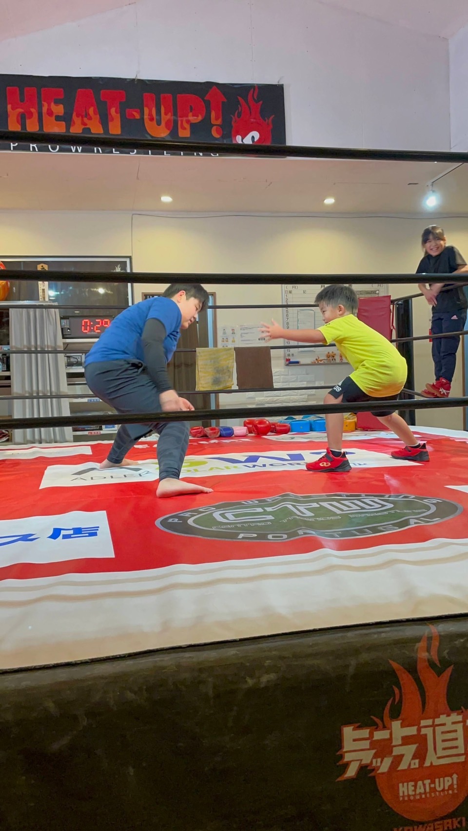 プロレスリング・ヒートアップ　道場で佐藤大地（左）と練習する助川蓮（ヒートアップ提供）