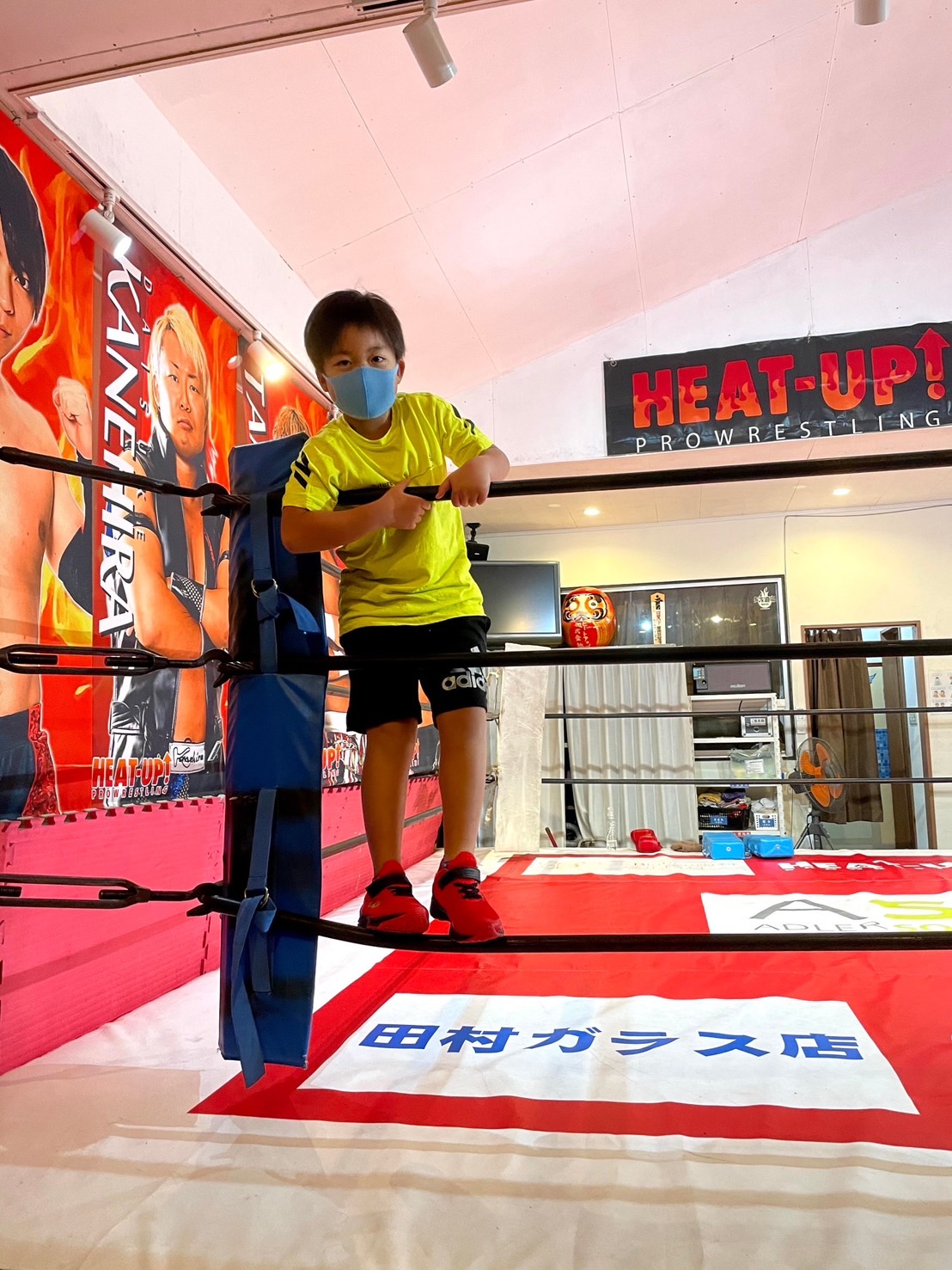 プロレスリング・ヒートアップ　道場でロープに登る助川蓮（ヒートアップ提供）