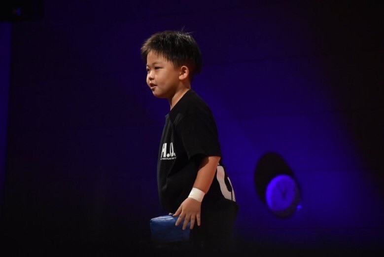 プロレスリング・ヒートアップ　幼い頃にプロレスを観戦した助川蓮（本人提供）