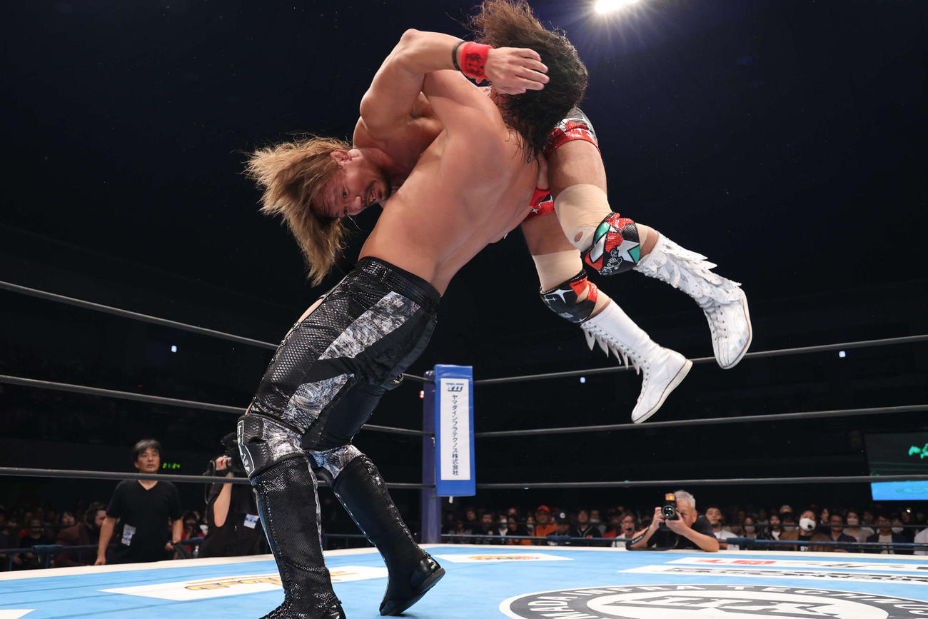 ジェイクにデスティーノを決める内藤（上）（C）新日本プロレス
