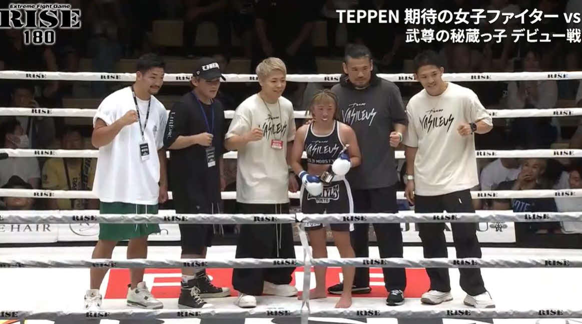 試合後、記念撮影するteam VASILEUSの（左から）松倉信太郎、与座優貴、武尊、島田知佳、渡辺雅和トレーナー、野杁正明（C）AbemaTV,Inc.　
