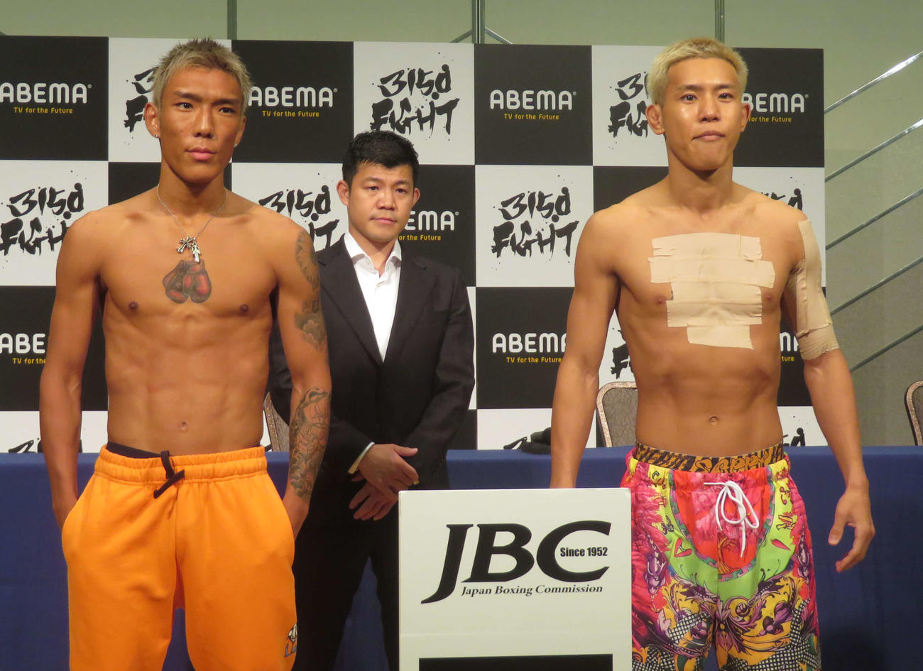 再戦に向けて計量パスした亀田京之介（左）と中川麦茶