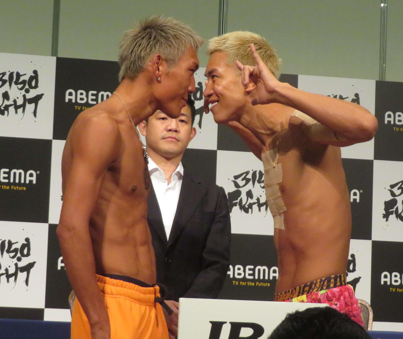 至近距離でにらみ合う亀田京之介（左）と中川麦茶