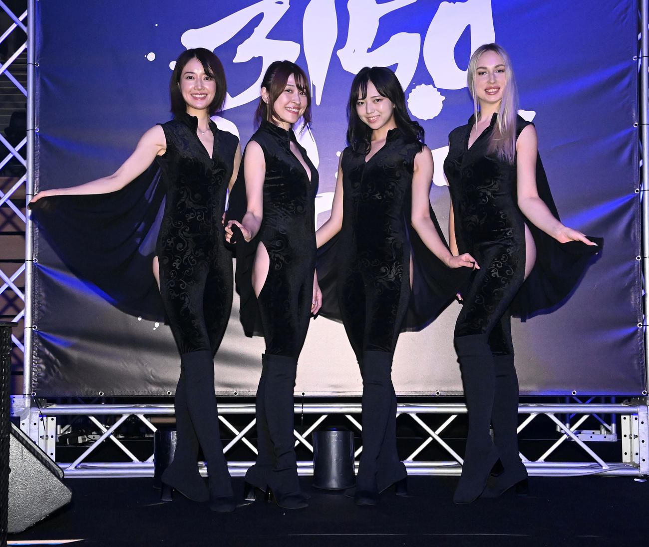 3150ファイトラウンドガール　左から松村奈緒、桐谷流華、もりみゆ、MartikaReglinska（撮影・前岡正明）