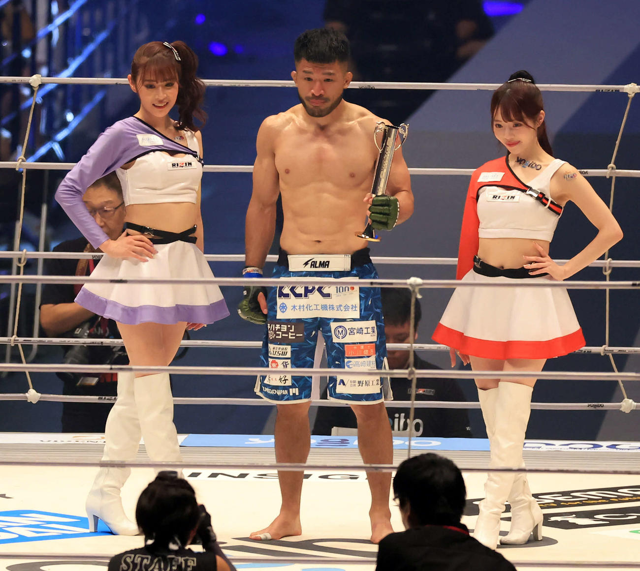 勝利した摩嶋一整（中央）はラウンドガールとポーズを決める（撮影・浅見桂子）