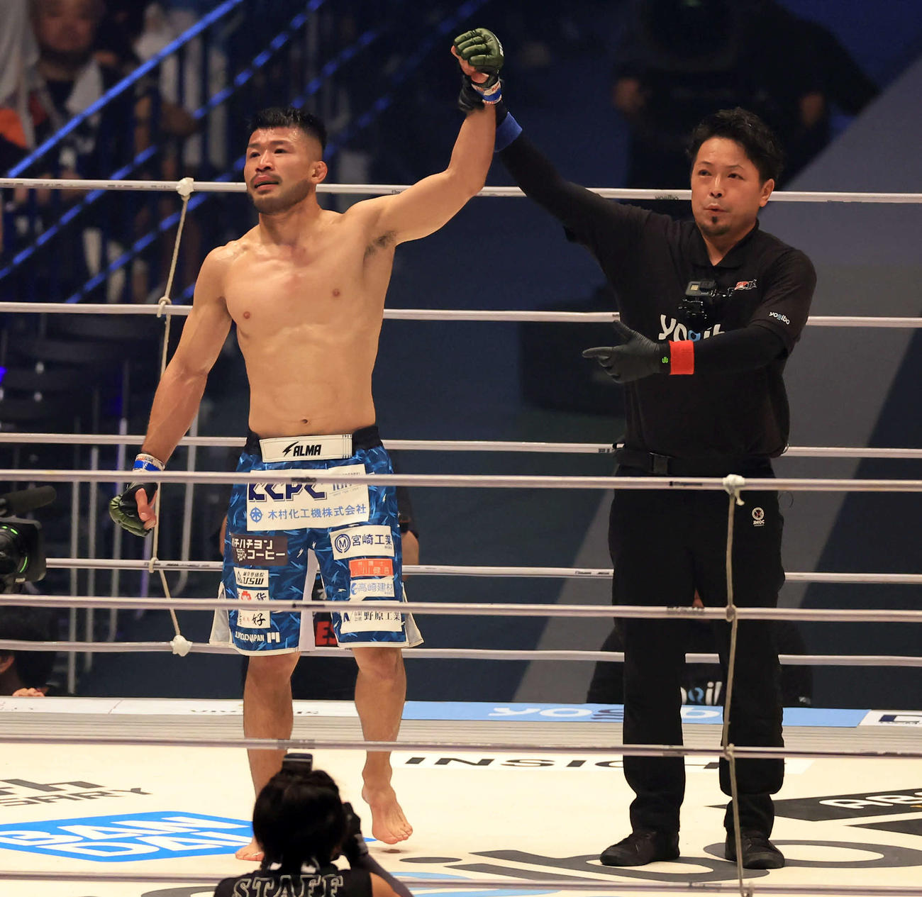 勝利しポーズを決める摩嶋一整（撮影・浅見桂子）