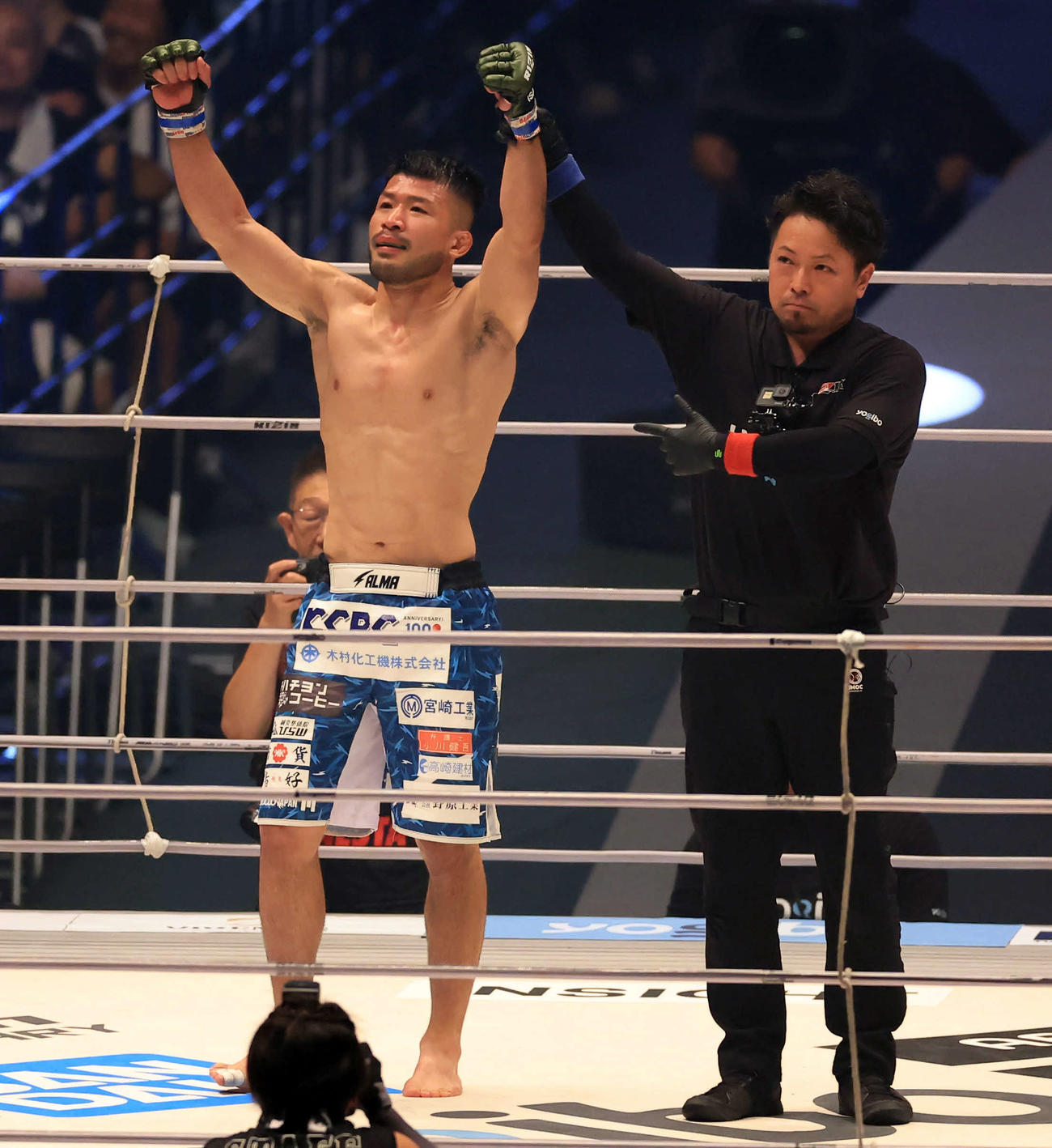 勝利しガッツポーズする摩嶋一整（撮影・浅見桂子）
