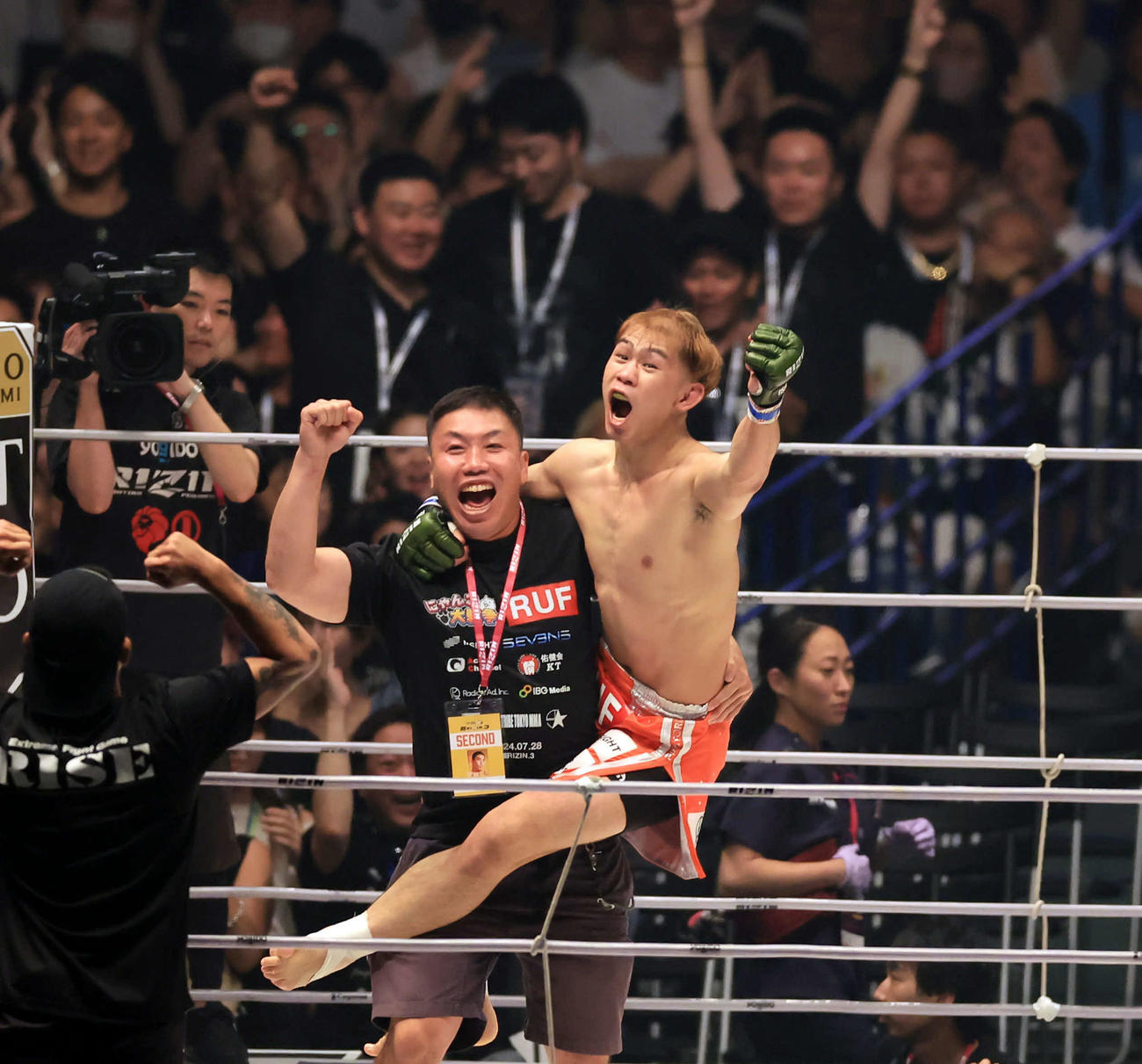 1回、鈴木博昭にKO勝利で、雄たけびを上げて喜ぶYAーMAN（撮影・浅見桂子）