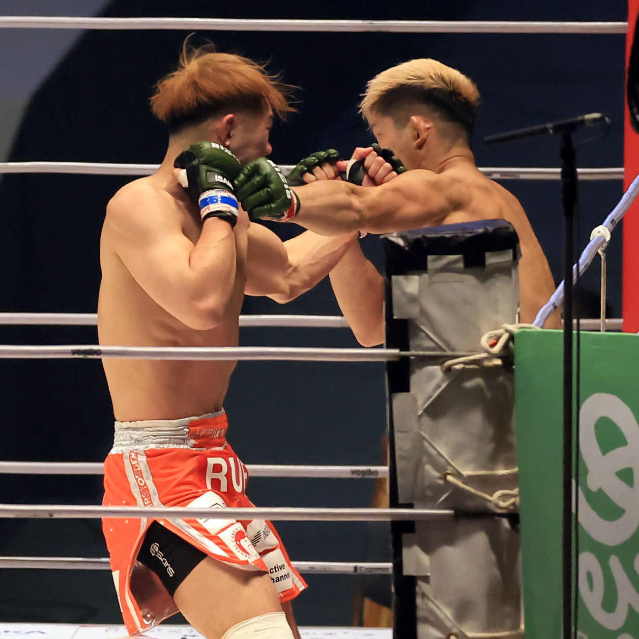 1回、鈴木博昭（右）にパンチを見舞うYAーMAN（撮影・浅見桂子）