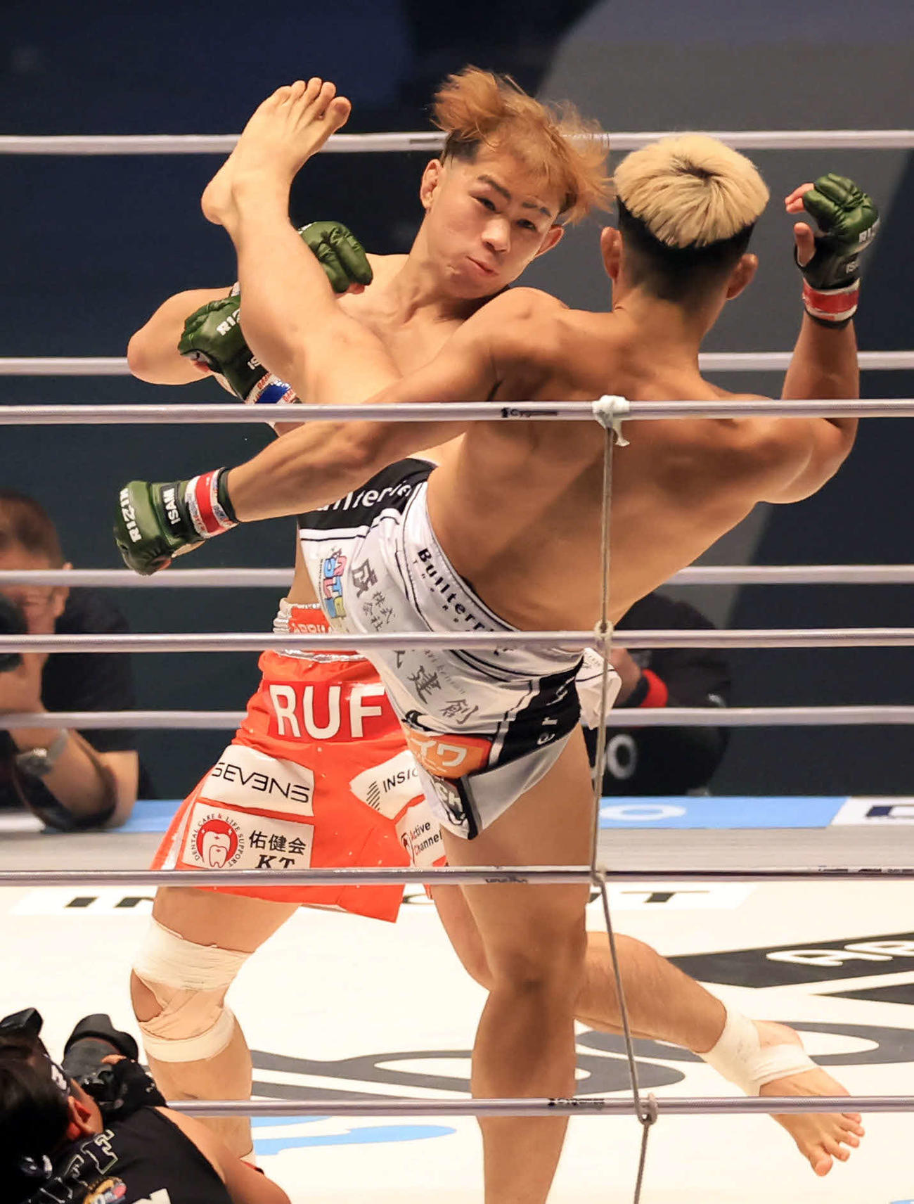 1回、鈴木博昭（手前）のキックをかわすYAーMAN（撮影・浅見桂子）