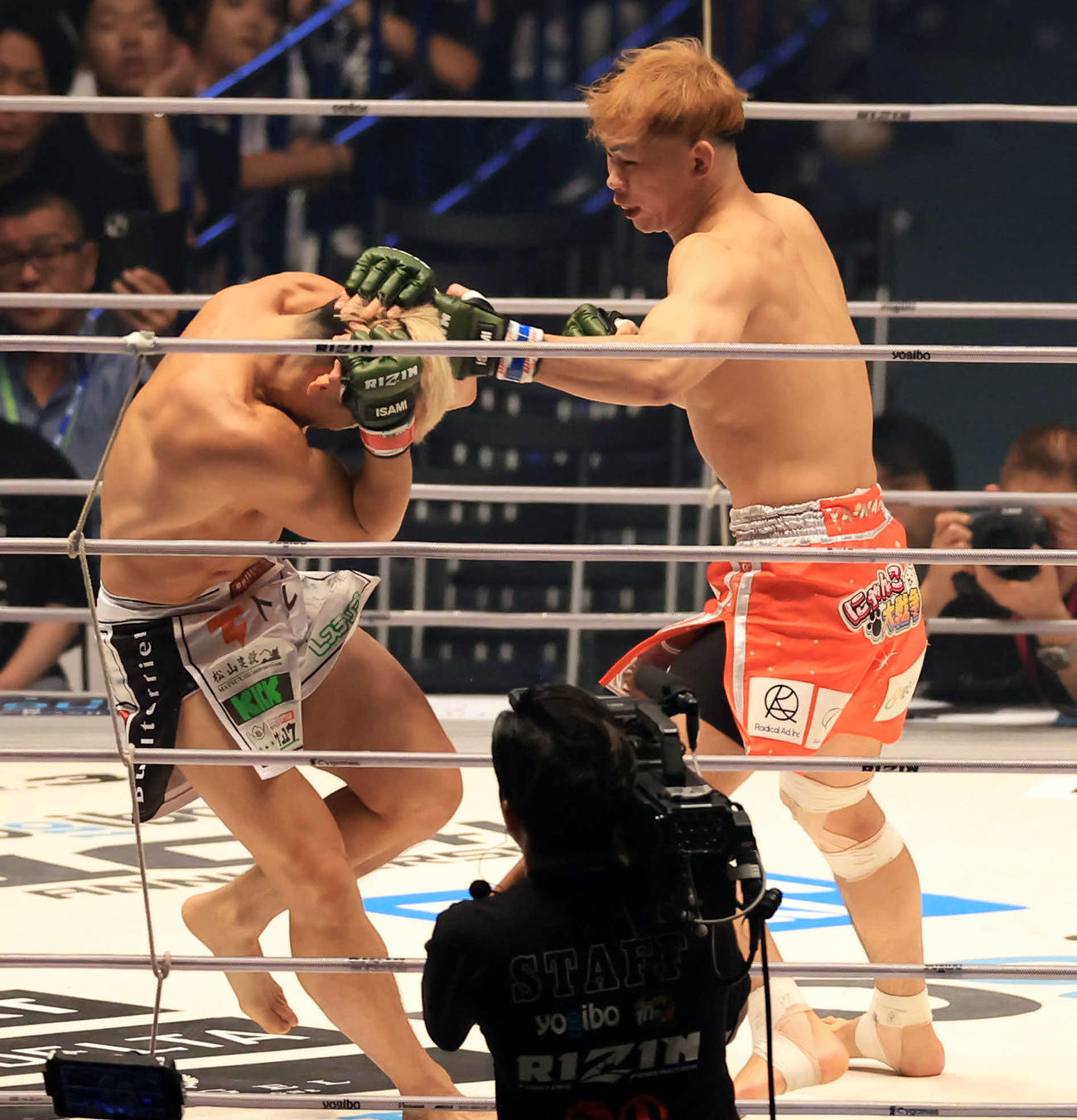 1回、鈴木博昭（左）にパンチを見舞うYAーMAN（撮影・浅見桂子）