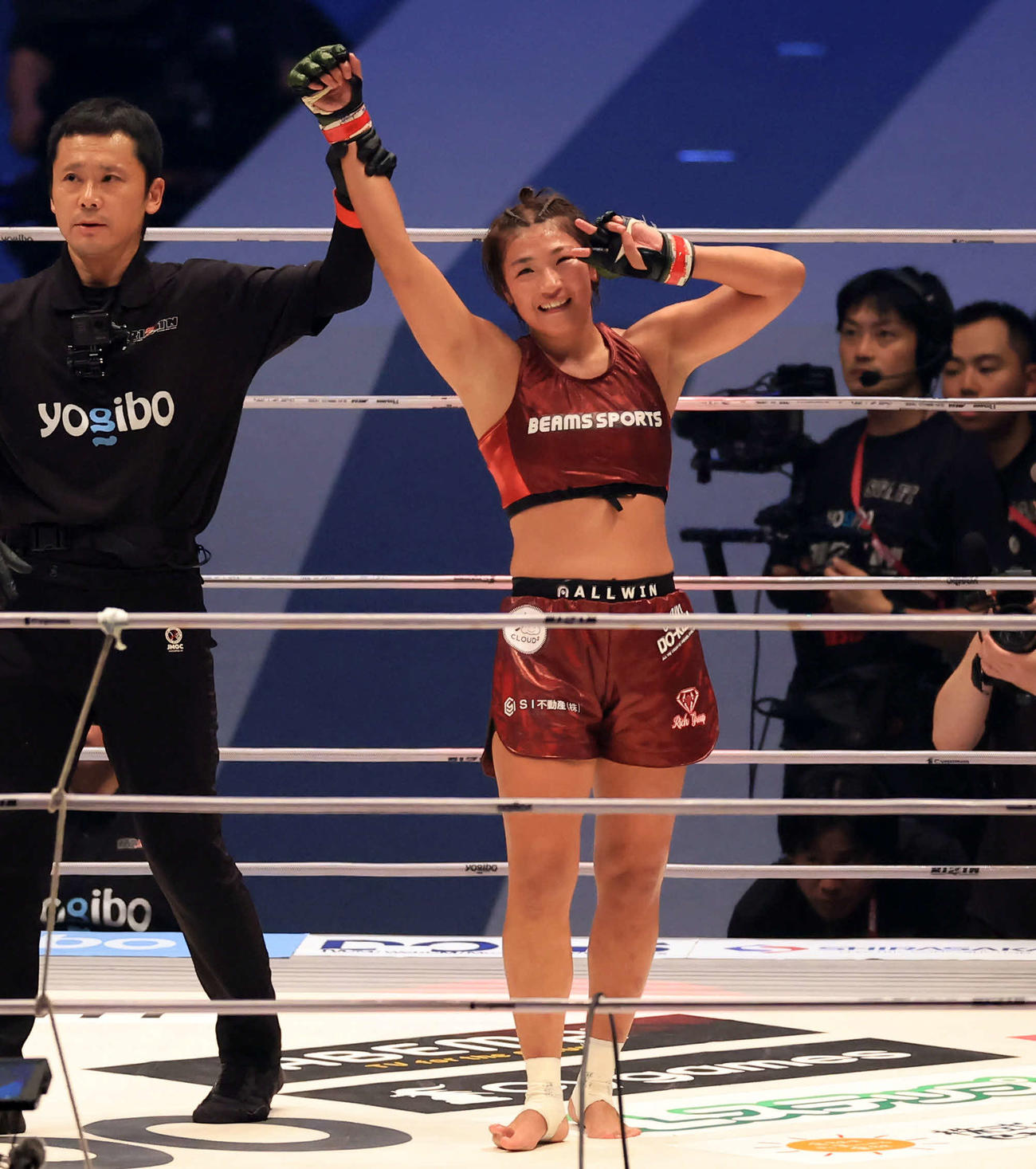 Vサインで勝ち名乗りをあげるRENA（撮影・浅見桂子）