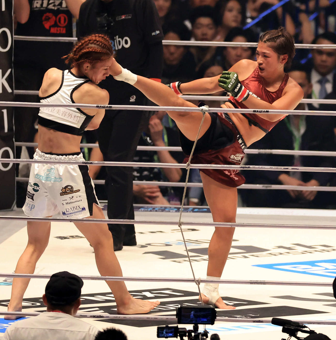 2回、ケイト・ロータス（左）にキックを見舞うRENA（撮影・浅見桂子）