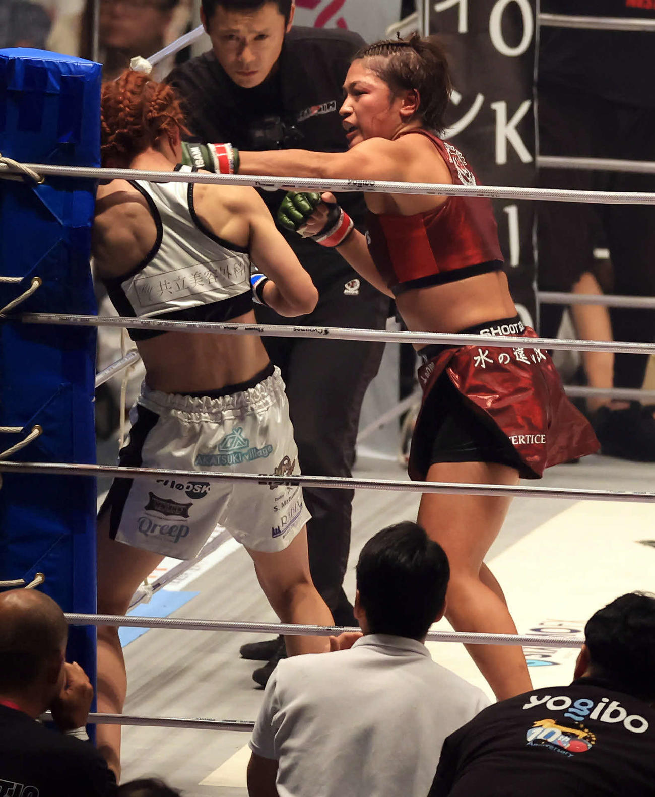 2回、ケイト・ロータス（左）をコーナーに追い込みパンチを連打するRENA（撮影・浅見桂子）