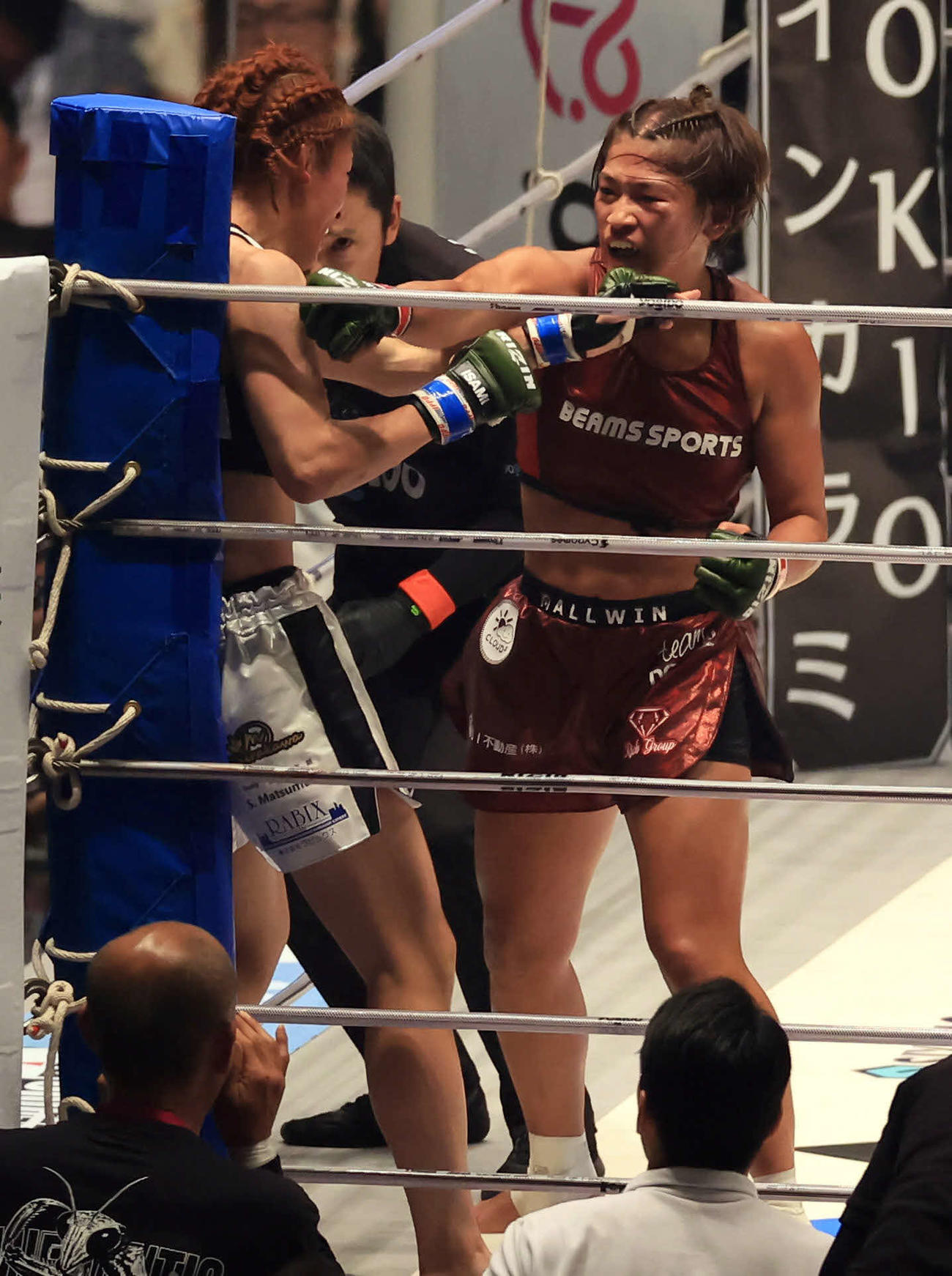 2回、ケイト・ロータス（左）をコーナーに追い込みパンチを連打するRENA（撮影・浅見桂子）