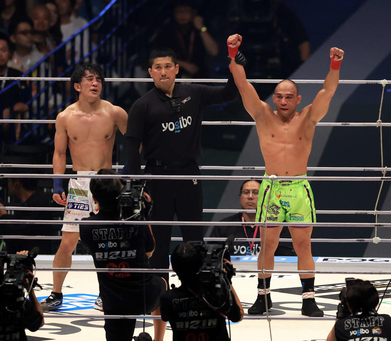5回、征矢貴（左）に判定勝ちし、ガッツポーズするジョン・ドッドソン（撮影・浅見桂子）