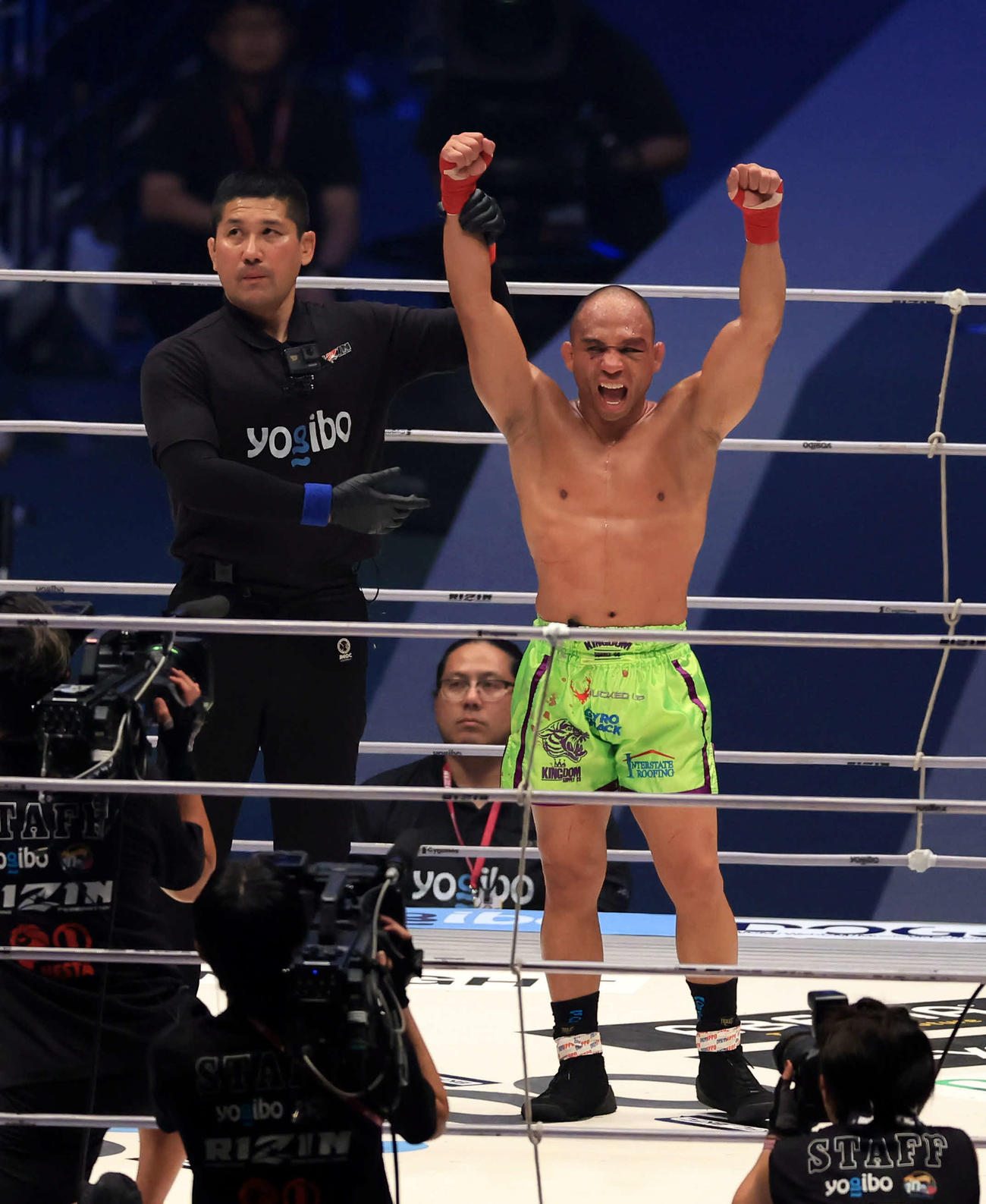 5回、征矢貴に判定勝ちし、ガッツポーズするジョン・ドッドソン（撮影・浅見桂子）