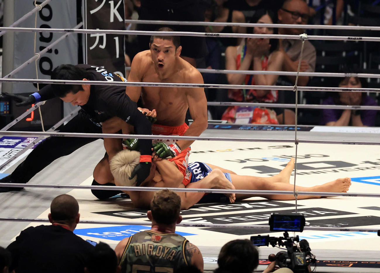 1回、所英男（上）はヒロヤにKO勝ちする（撮影・浅見桂子）