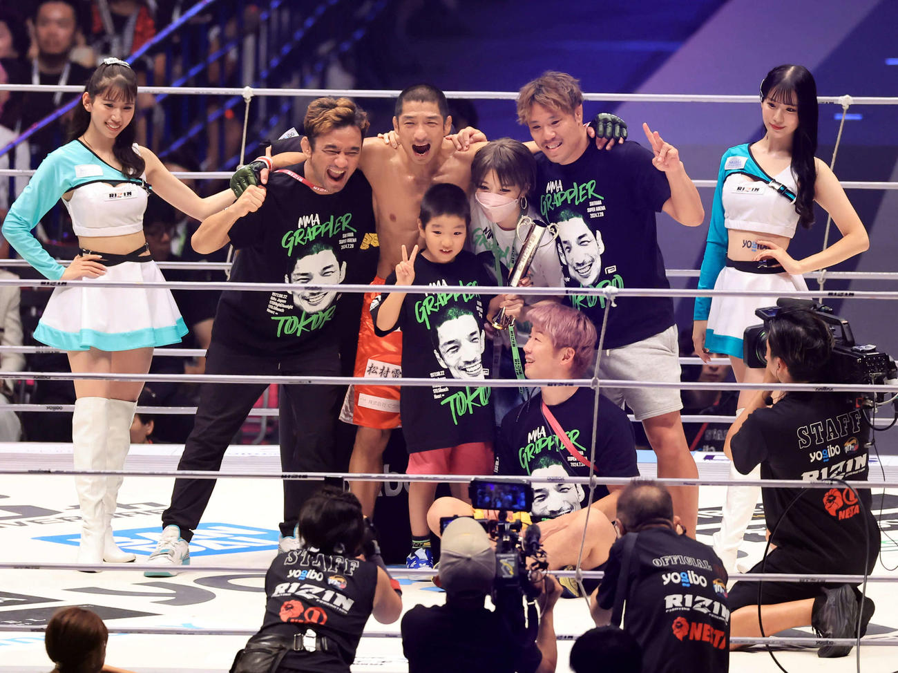 1回、所英男（中央）はヒロヤにKO勝ちし、笑顔で家族、スタッフと記念撮影する（撮影・浅見桂子）