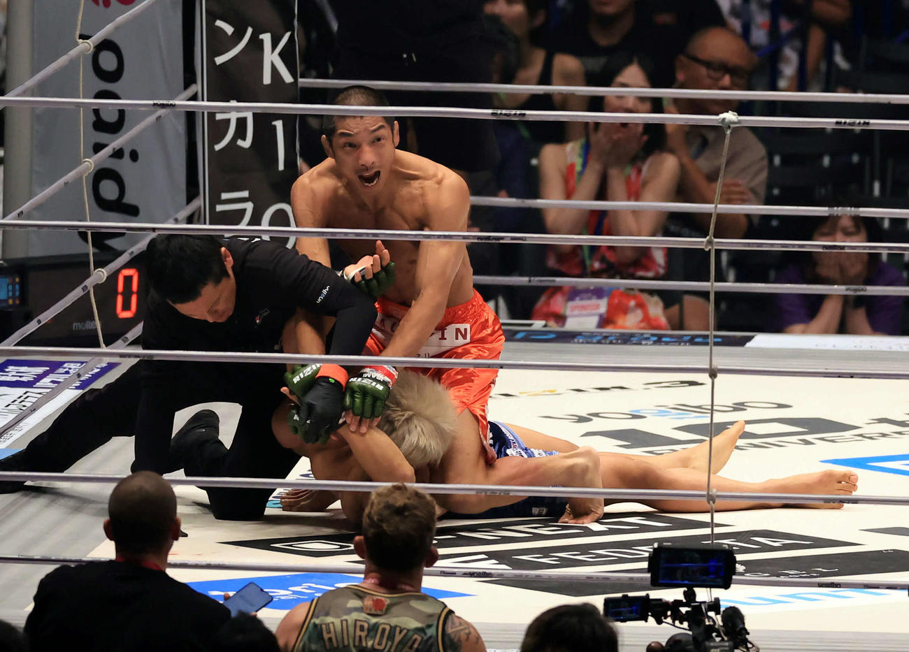 1回、所英男（上）はヒロヤにKO勝ちし雄たけびを上げる（撮影・浅見桂子）