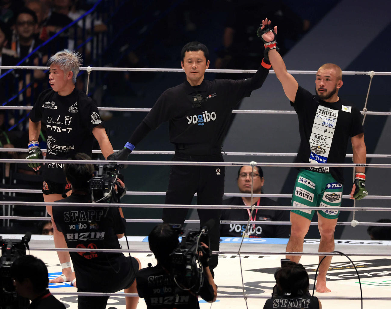 3回、神龍誠（左）に判定勝ちした扇久保博正（撮影・浅見桂子）