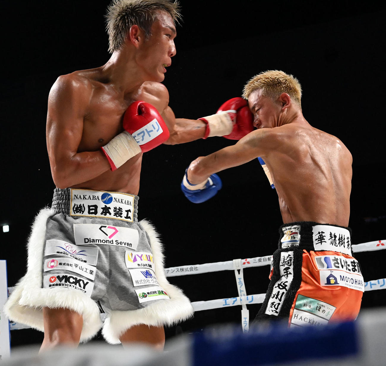 3回、中川麦茶（右）に左を放つ亀田京之介（撮影・前岡正明）