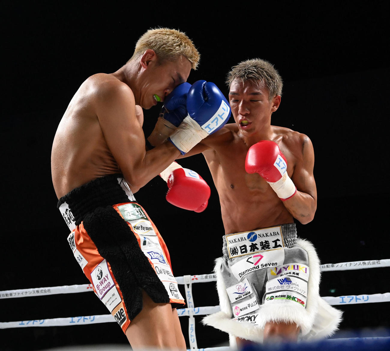 3回、中川麦茶（左）に左を放つ亀田京之介（撮影・前岡正明）