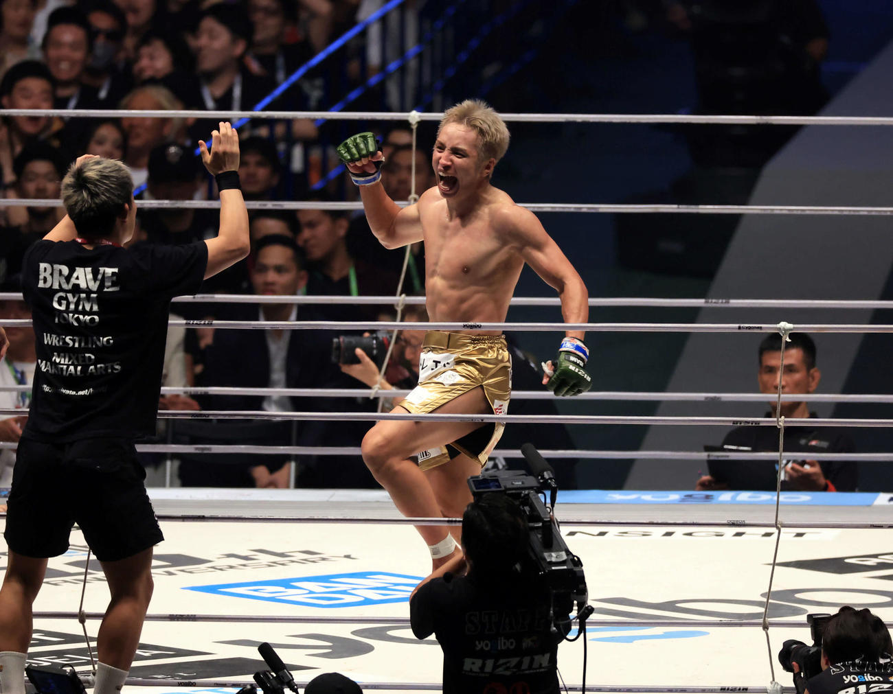 2回、斎藤裕に勝利し、リンクを走り回って喜ぶ久保優太（撮影・浅見桂子）