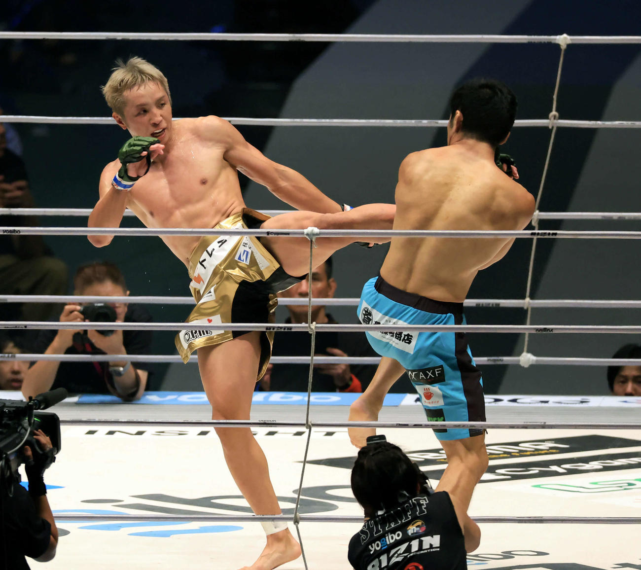 2回、斎藤裕（右）にキックを見舞う久保優太（撮影・浅見桂子）