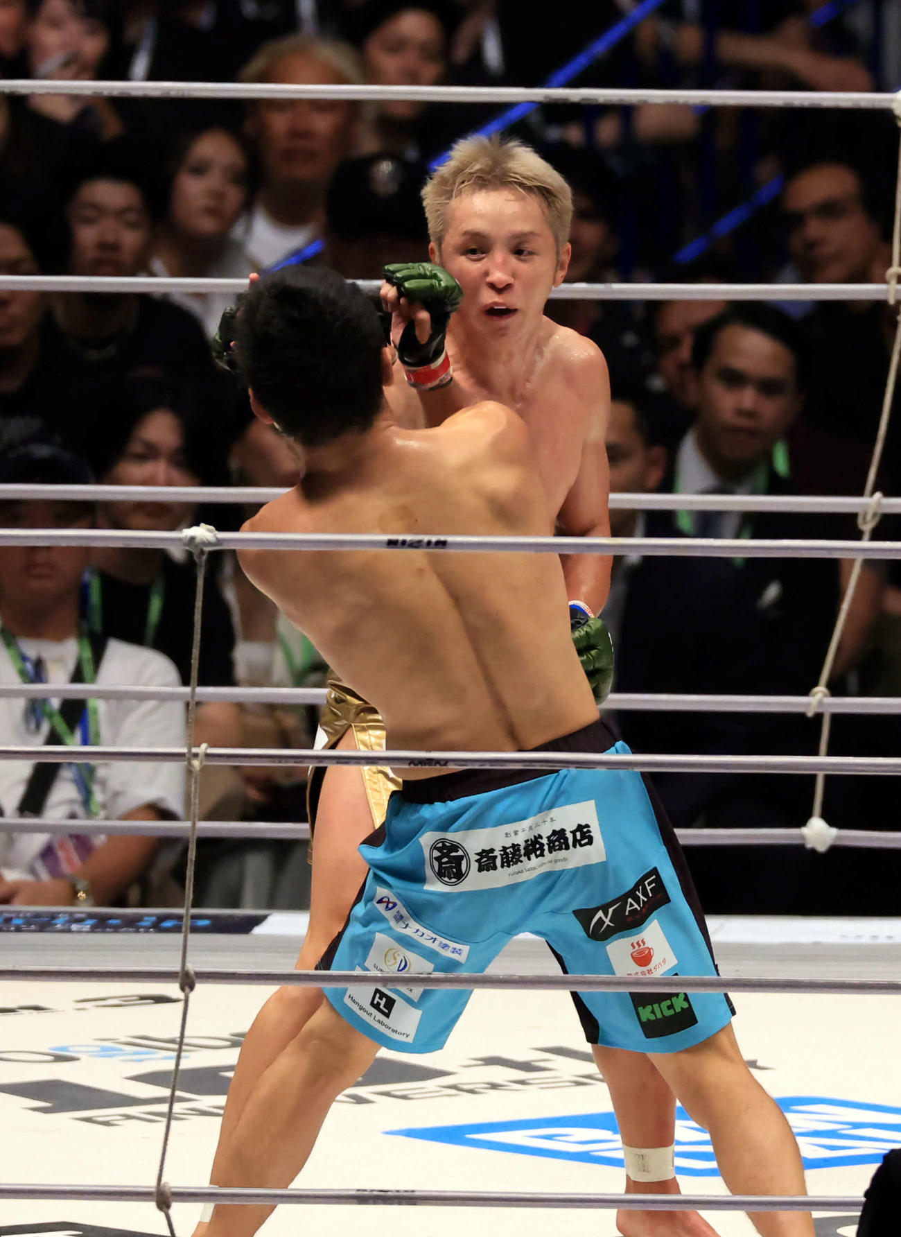 2回、斎藤裕（手前）にパンチを見舞う久保優太（撮影・浅見桂子）