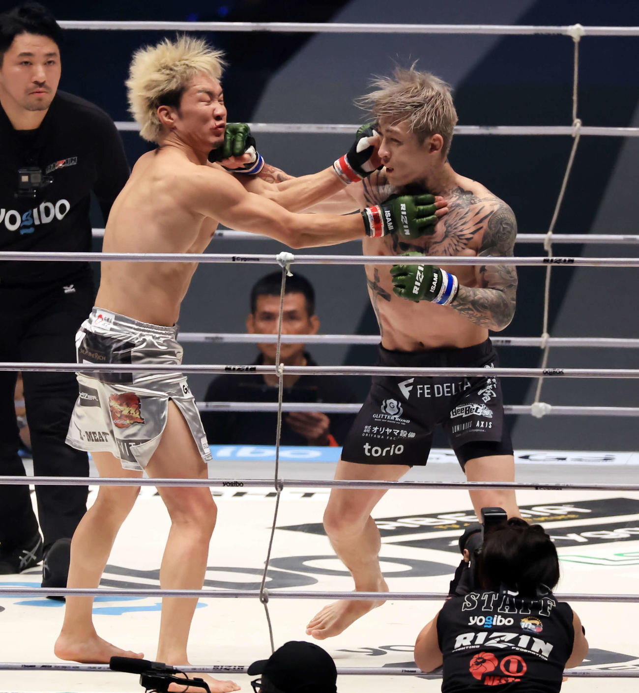 1回、朝倉（左）と打ち合い、KO勝利する平本（撮影・浅見桂子）